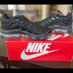 NIKE - W AIR VAPORMAX PLUS -BLACK. Excellent Conditions.